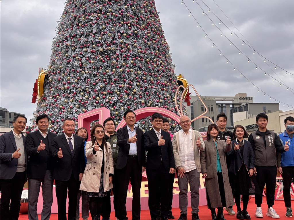 華泰名品城10週年!20米聖誕樹飄雪秀登場