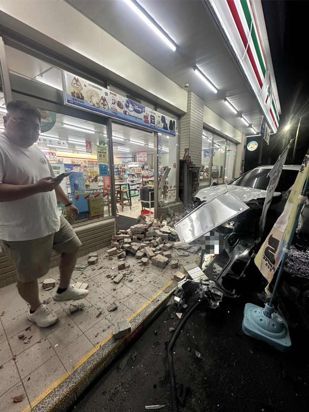 沈男疑因違規超車失控，釀5車車禍，4人受傷送醫，車禍現場一片狼藉。（民眾提供／葉靜美彰化傳真）