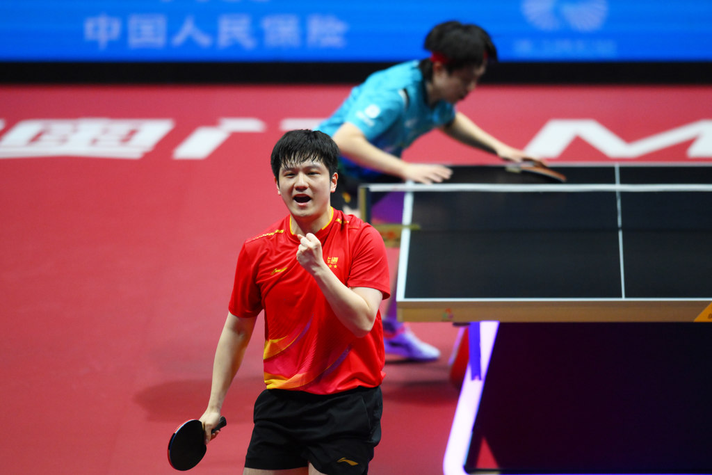 桌球》球王之戰!王楚欽輸球爆氣「頭槌球桌」全場驚呆