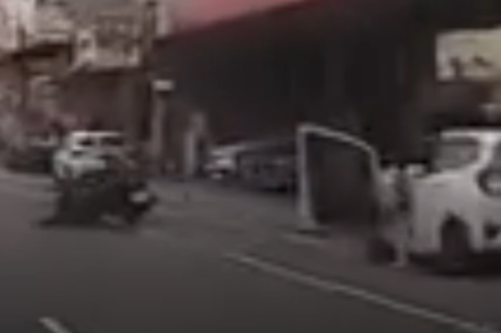 是個狠人！三寶開車門「精準擊落」 騎士慘重摔翻滾