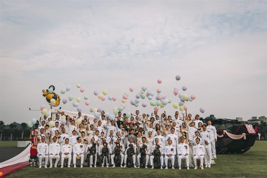 海軍聯合婚禮 35對佳偶航向幸福