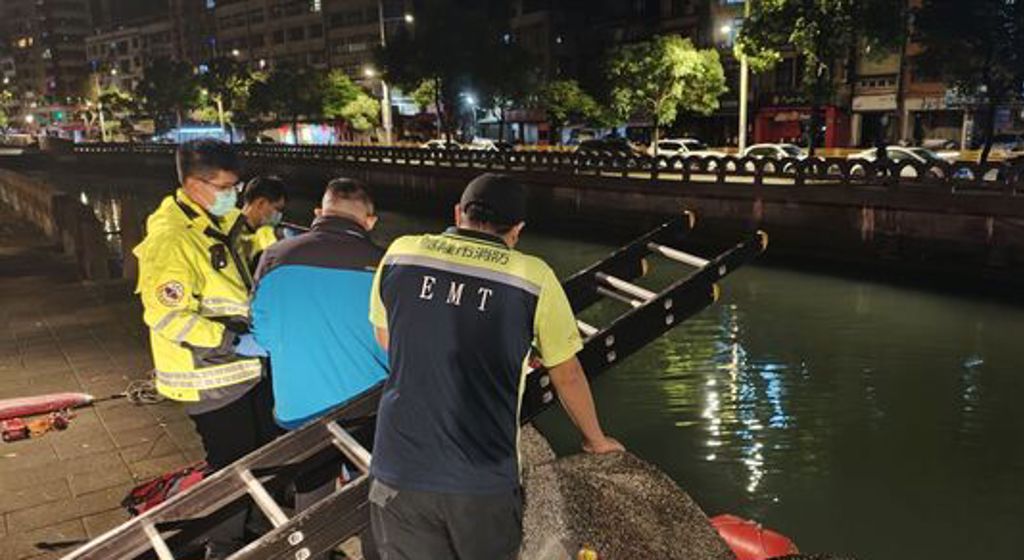 桃園78歲翁溺斃「屍漂基隆田寮河」 消防急打撈遺體