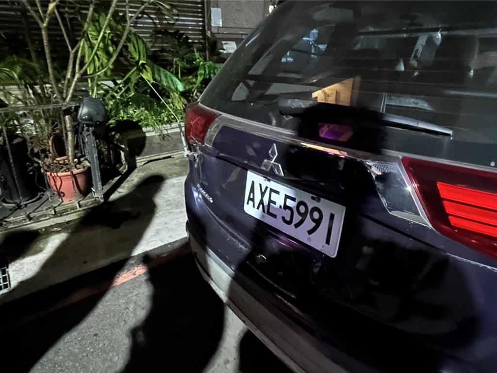 醉男折凹執勤警車天線 員警制止遭揮拳攻擊掛彩