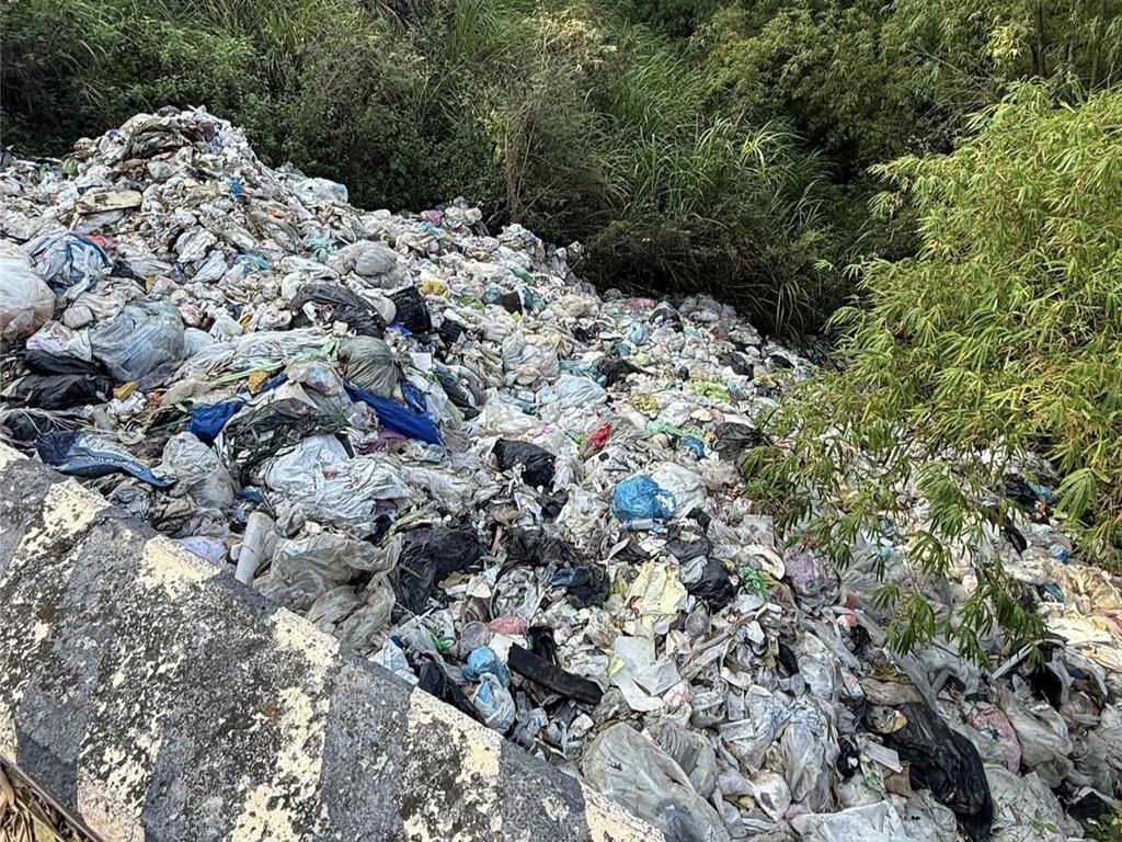 月世界濫倒成垃圾山！里長經營環保公司 「黑歷史」曝光