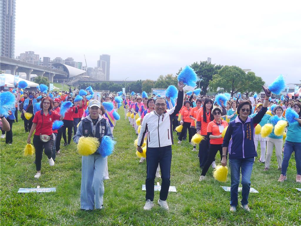 新北國際志工日登場 侯友宜揮彩球與世代志工共舞