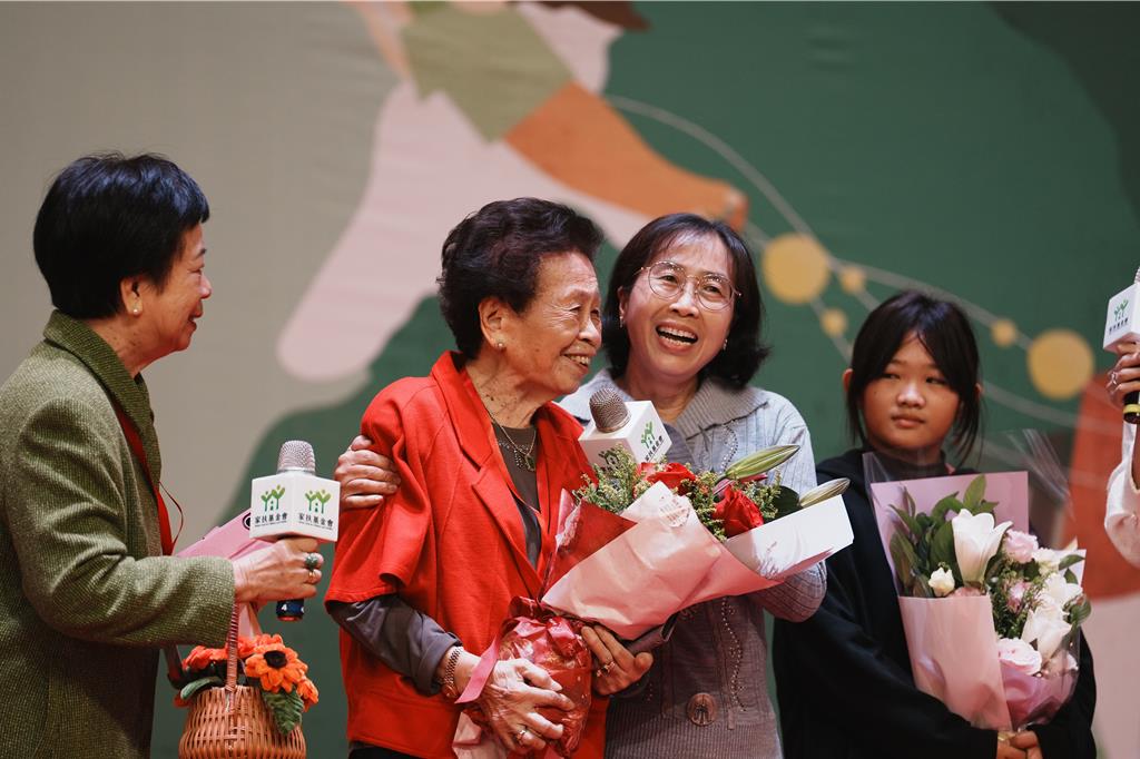 家扶75周年表揚1.3萬認養人 9旬認養人與認養童相隔40年溫馨重逢