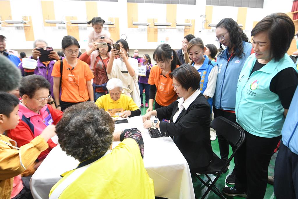 最強銀髮換數師!彰化拉密大賽500人動腦 最大年齡差祖孫檔成亮點