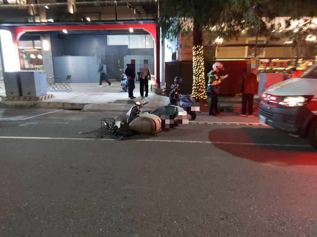 高雄6旬翁橫越馬路　男騎士閃避不及慘自摔爆衝突