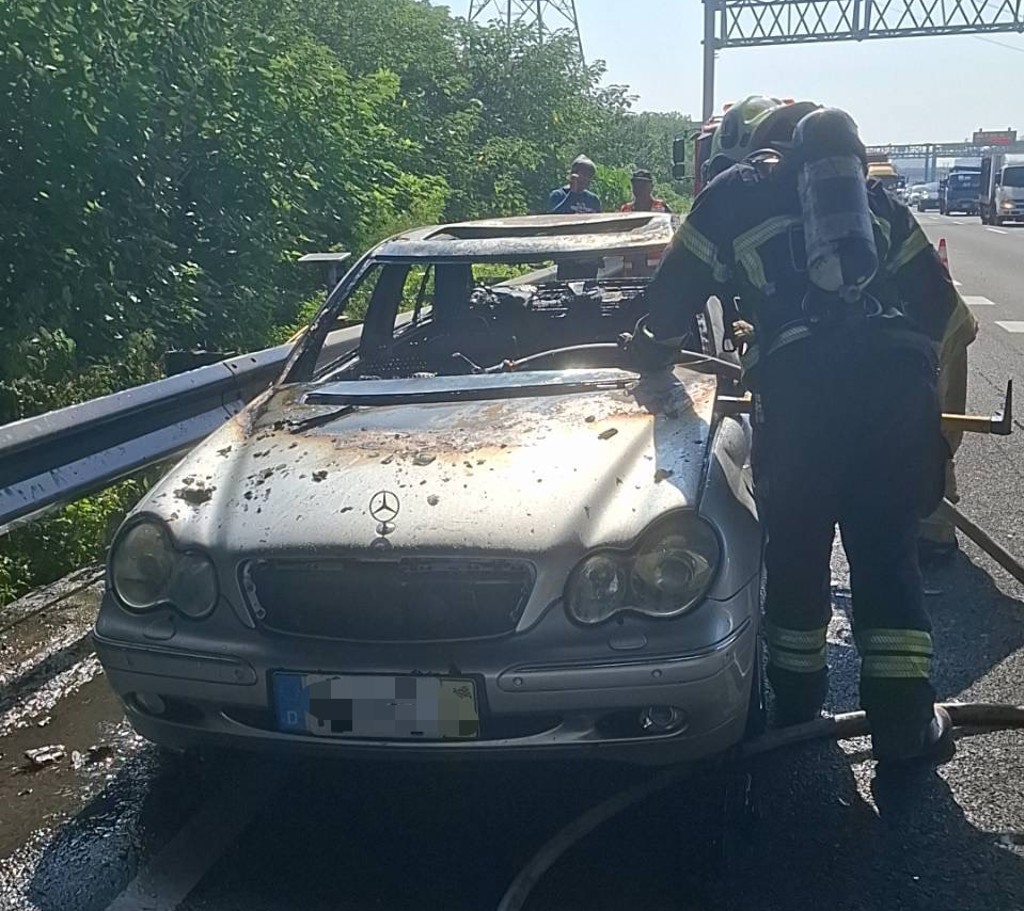 國1楠梓段火燒車！駕駛驚險逃離　賓士燒成廢鐵