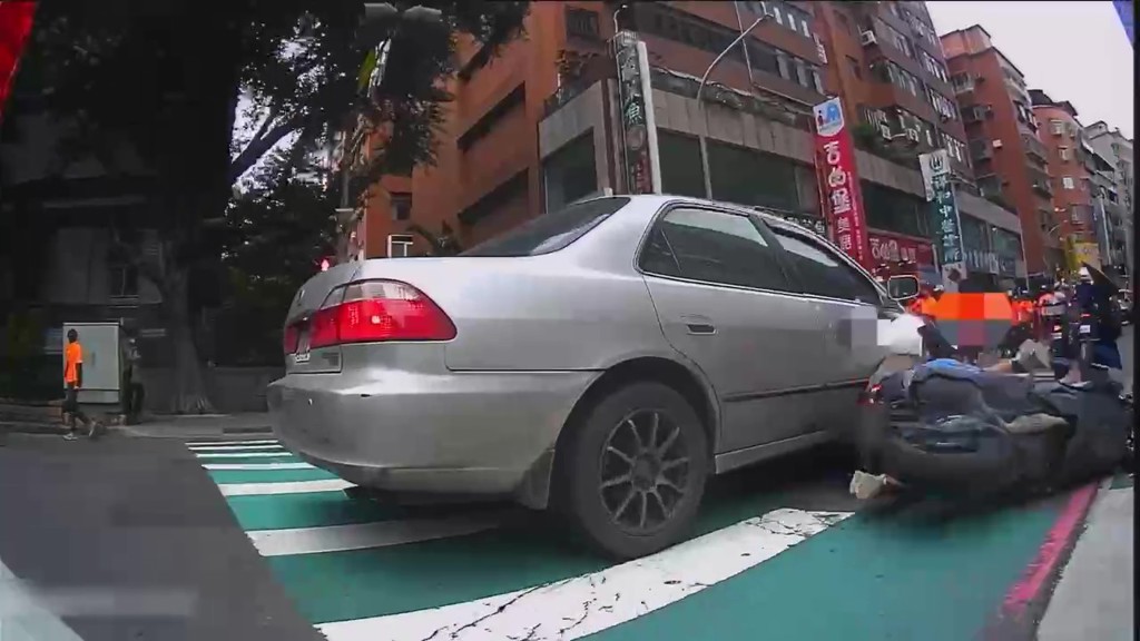 通緝犯遇警心虛「騎車逃逸」 自撞倒地遭逮！起出毒菸彈