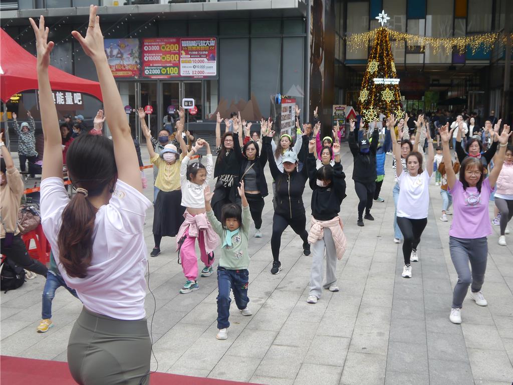 高齡社會也能動起來！新北樂齡親子瑜珈熱鬧登場