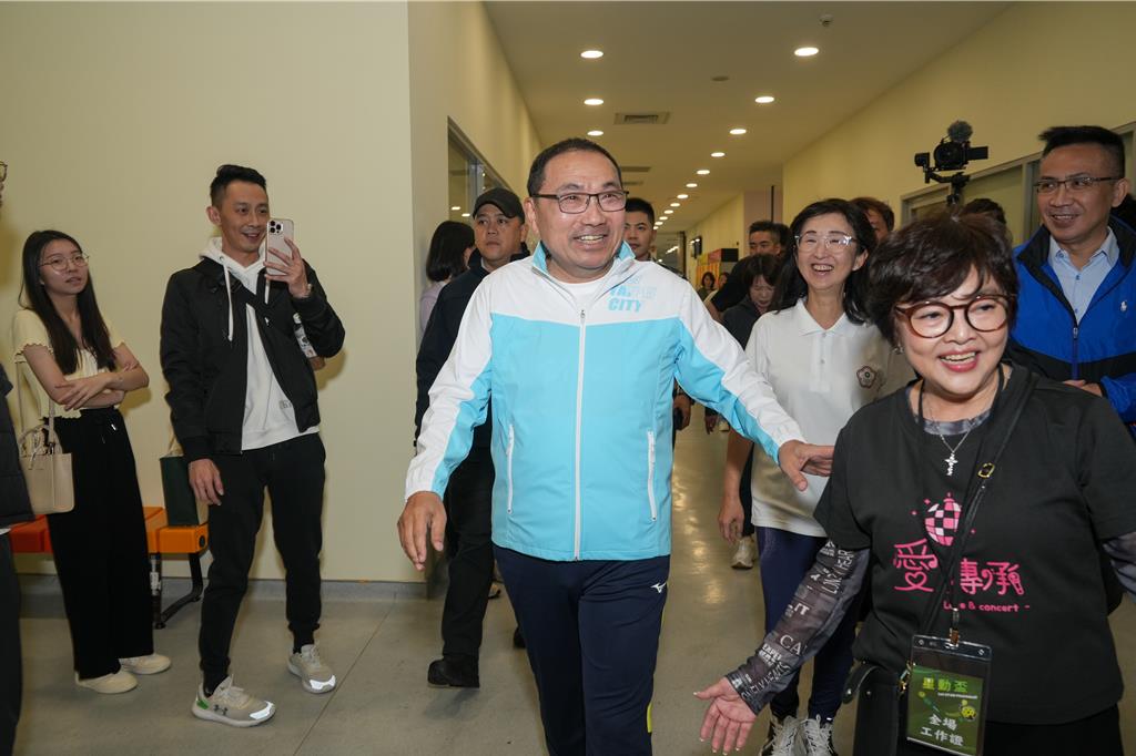 包商施工誤挖 「淡水4天仍無水」  侯友宜臉書被灌爆