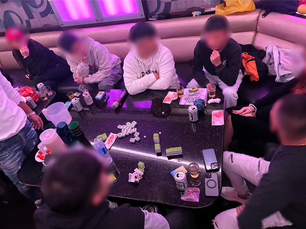 淡水KTV慶生開賭!警查獲麻將、骰子 整團12人全帶回警局