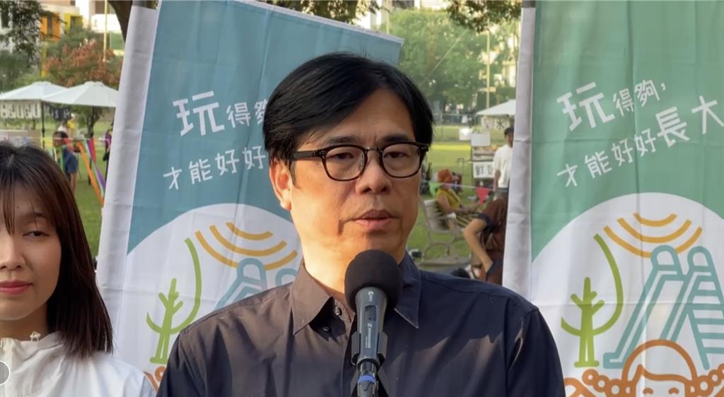 垃圾山主嫌里長「合照」引藍綠互槓 陳其邁怒:對陳菁徽提告