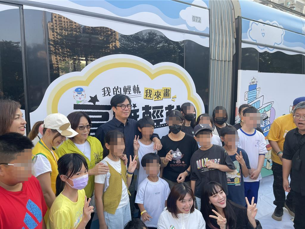 輕軌變畫布!高雄首列「童畫號」啟動 5節車廂彩繪投入營運