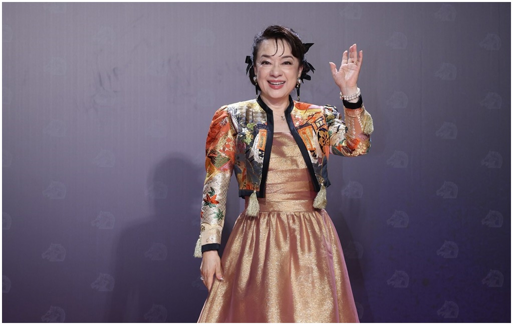 金馬62》翁倩玉好久不見！穿自行設計禮服優雅登場 