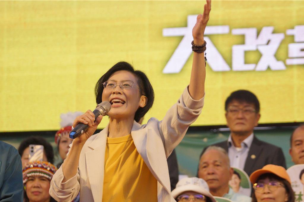 旗山造勢2萬人聲援「沒大咖站台」 林岱樺:靠天公伯撐下去