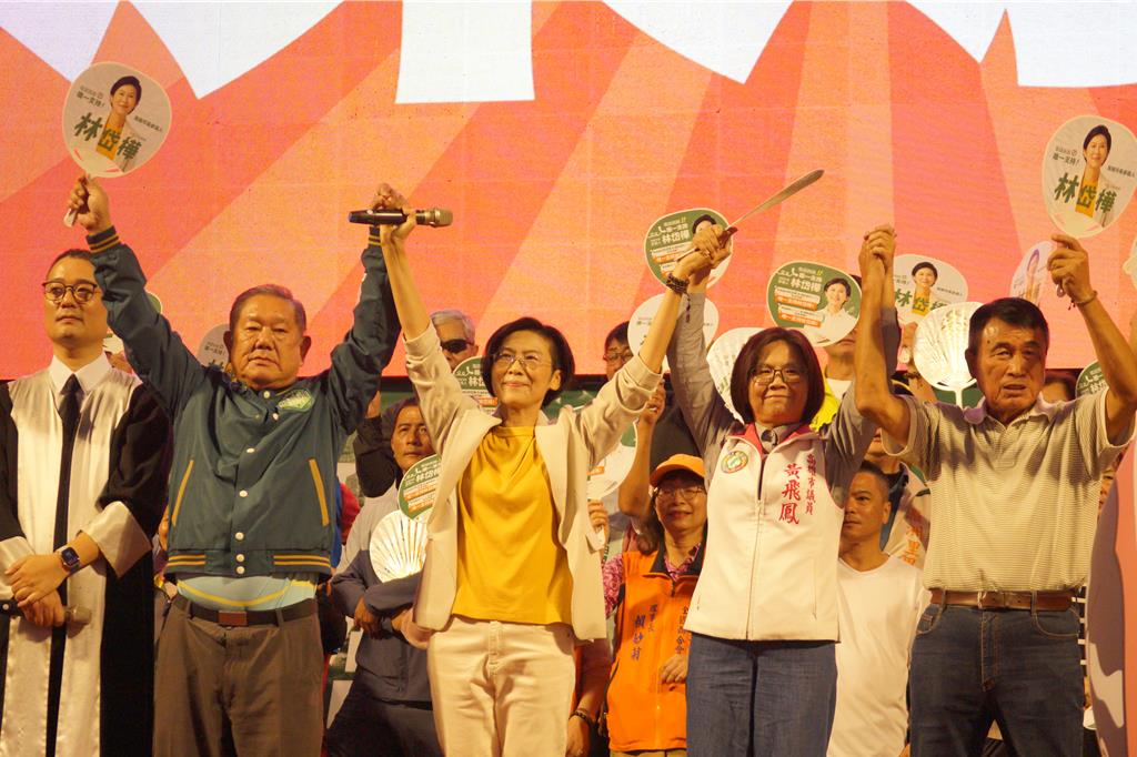 林岱樺復刻「三山造勢」前進旗山 怒批大旗美不應成大峽谷、垃圾之鄉