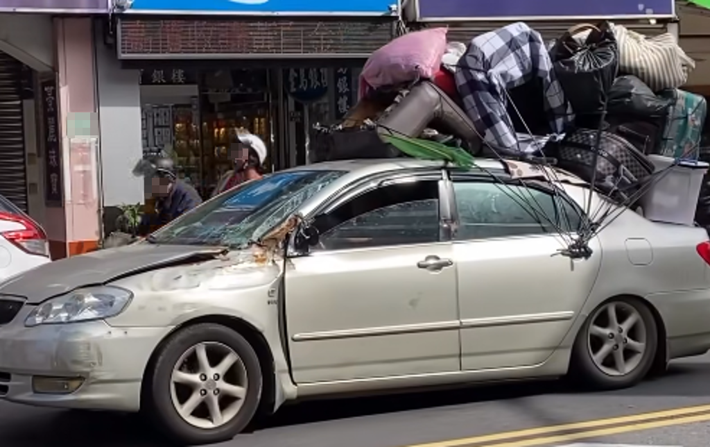 街頭驚見「汽車版移動城堡」載滿雜物 網感嘆：是辛苦人