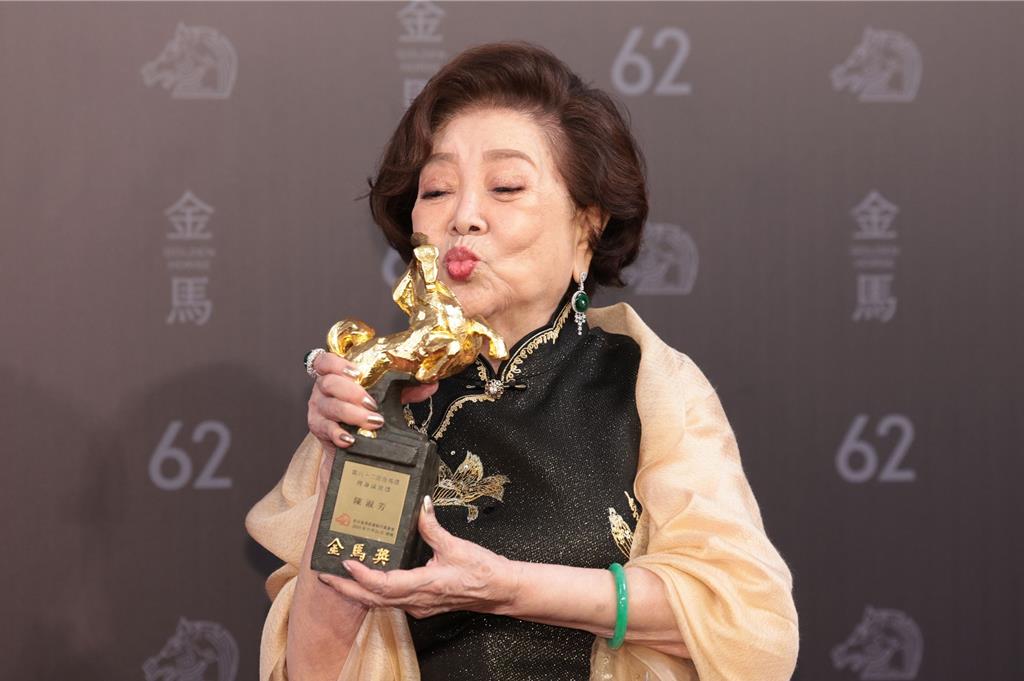 金馬62》陳淑芳淚領終身成就獎！台上高喊「我不漲價」