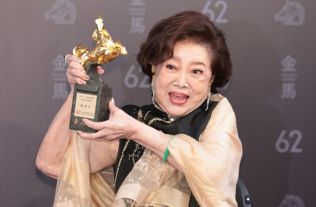 金馬62》86歲陳淑芳獲終身成就獎　上台淚崩：這是我的《孤味》
