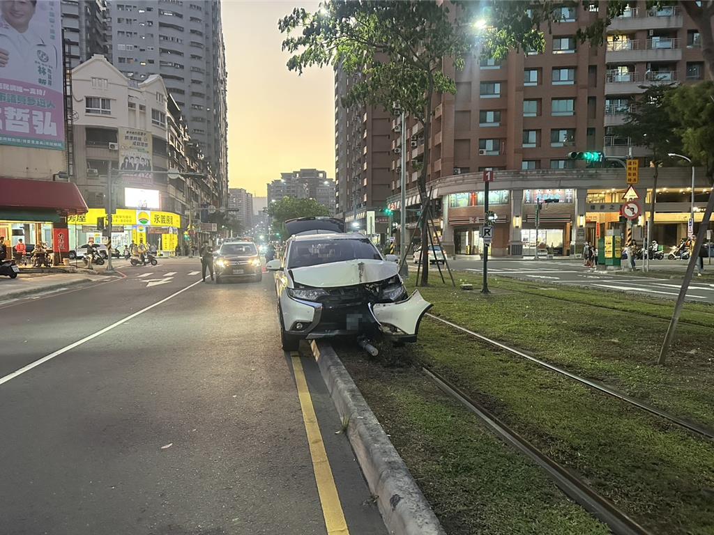 高雄輕軌遭休旅車撞擊 延誤1小時恢復通行