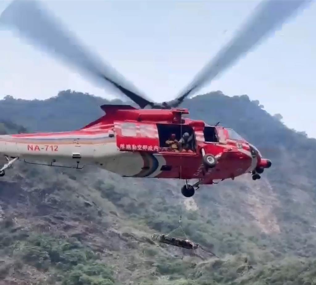 驚險!3男女獅王瀑布拍照遭落石擊傷 空勤直升機救援