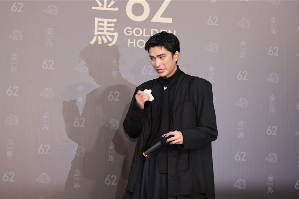 金馬62》曾敬驊一路淚崩到後台！奪男配角哭許願「帶爸媽出國」