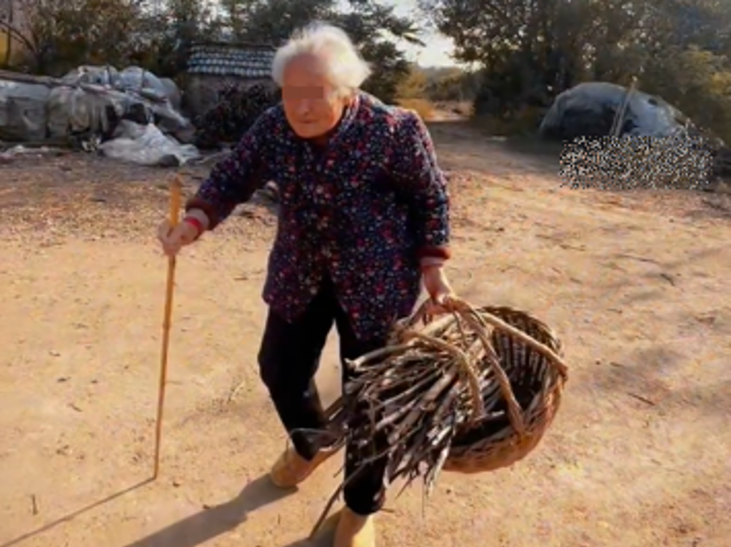 8旬婦「天天被媽媽管」不准玩太晚 陸網喊：多大的幸福