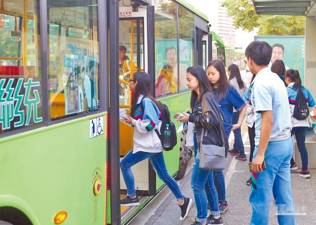 招公車竟藏神祕暗號？一次來三台車「這樣比」老司機秒懂搭哪輛