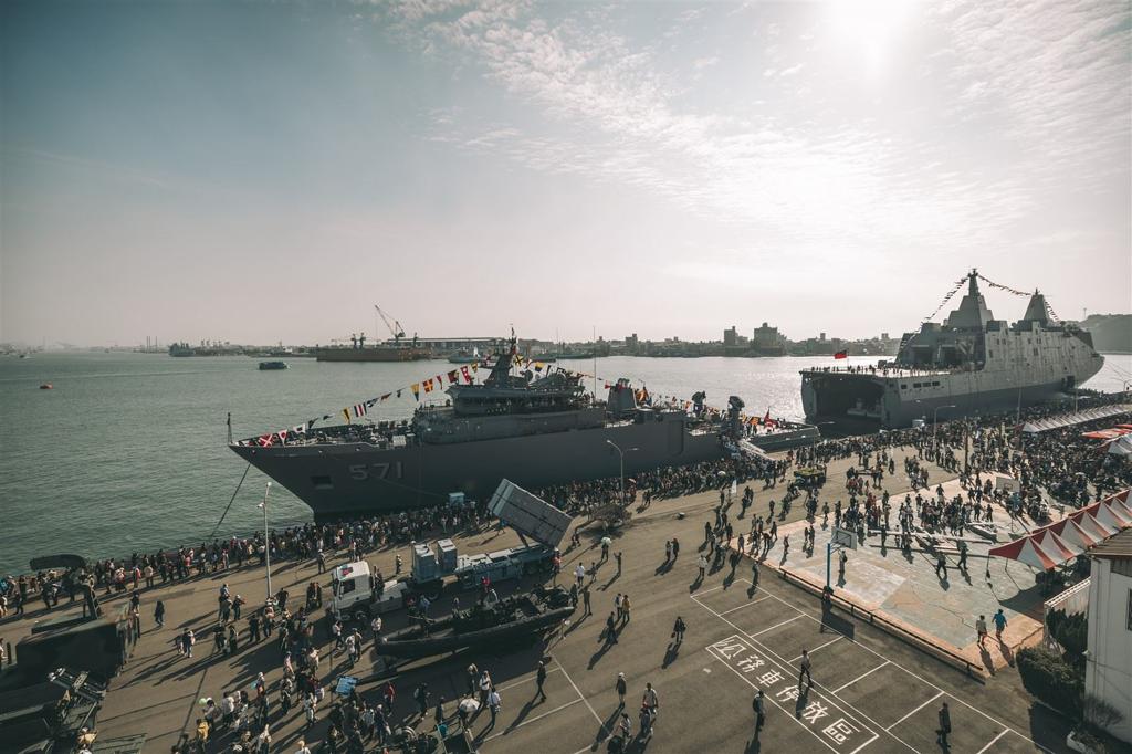 海軍國防知性之旅 新濱碼頭湧人潮