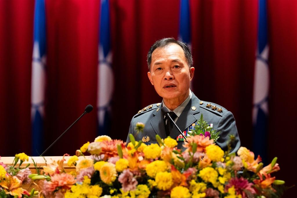 【主持國防醫學大學校慶】鍾副部長勉「健軍衛國」 嘉許培育軍醫人才貢獻