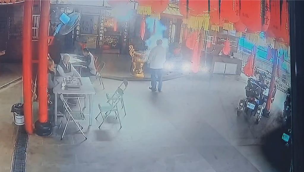 天公爐前「轟」一聲爆炸！老翁仰躺倒地臟器外露 送醫搶救中