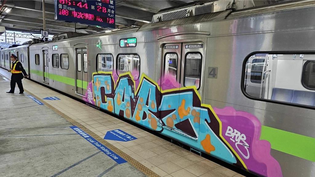 深夜闖七堵月台塗鴉火車！台鐵交影片報警：追討到底
