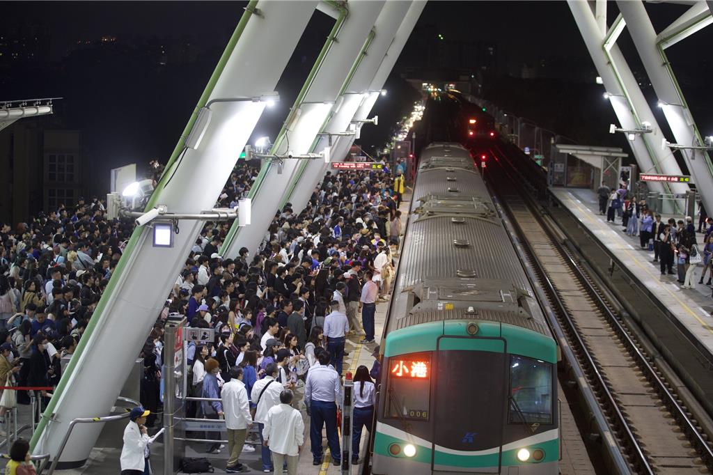 夜之高雄！TWICE等4大演唱會開唱 創「跨年級」運量紀錄