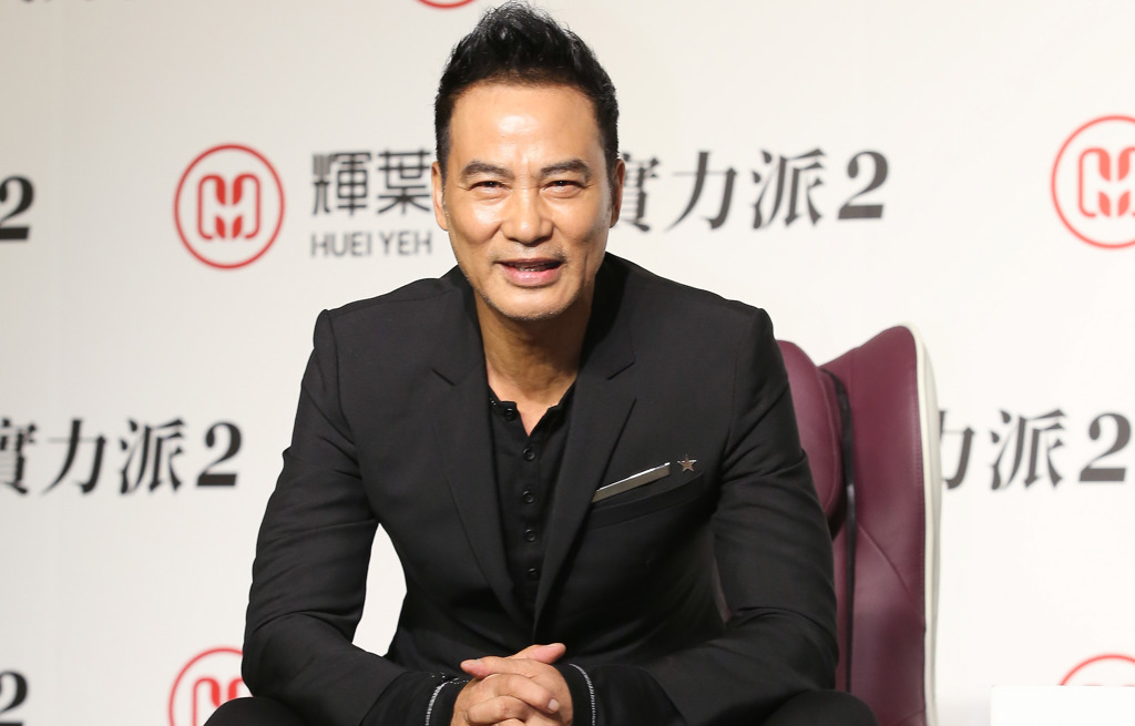 70歲任達華突「跌倒翻滾一圈」 愛妻在旁嚇愣 驚險畫面曝光