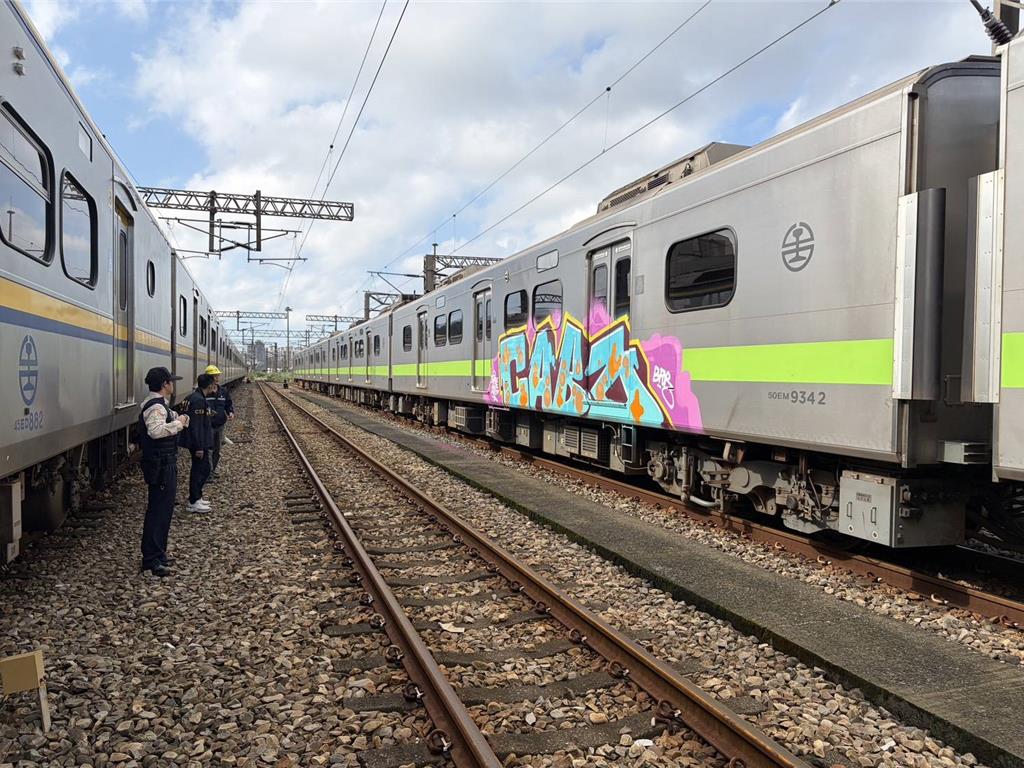 害延誤5分鐘！台鐵區間車廂變畫布「慘遭換裝」  面積過大難清理