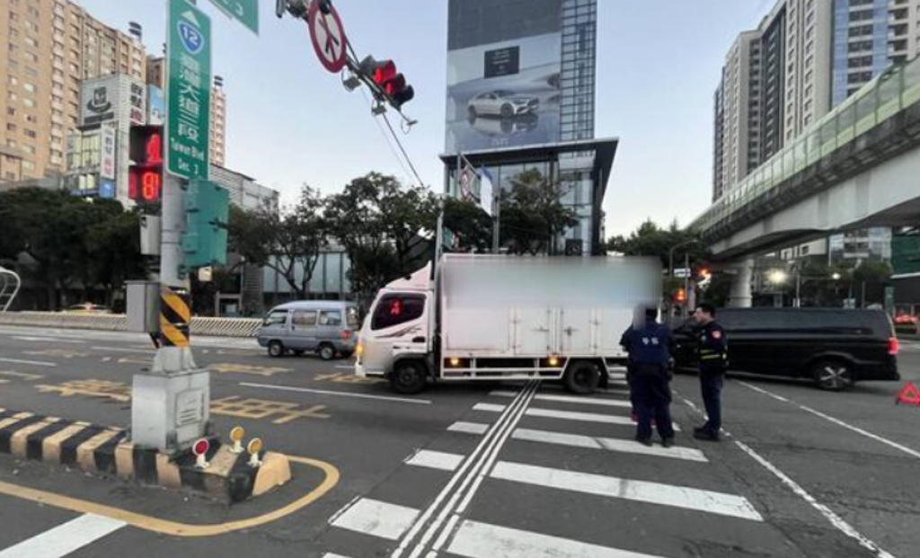 左轉沒看到人？74歲翁慘遭撞倒地 傷重住進加護病房