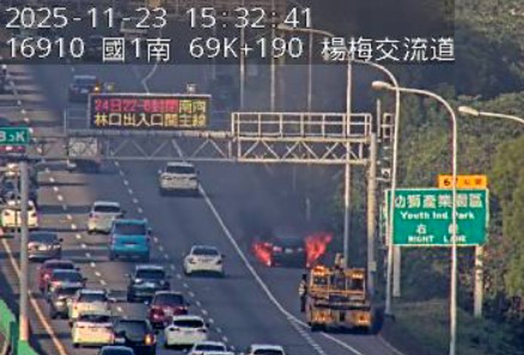 快訊》國1北上幼獅前火燒車　駕駛驚逃下車報警求援
