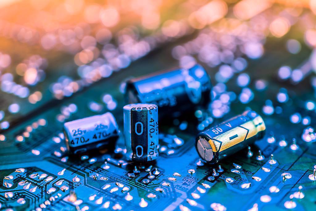 資金大風吹！被動元件漲價題材又低基期「能複製記憶體神鬼漲勢？」法人最看好這5檔利基股