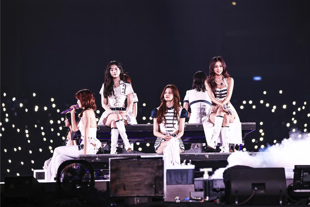 團魂滿滿！TWICE首日後台合照「彩瑛也在」因病缺席轉發子瑜色太感人