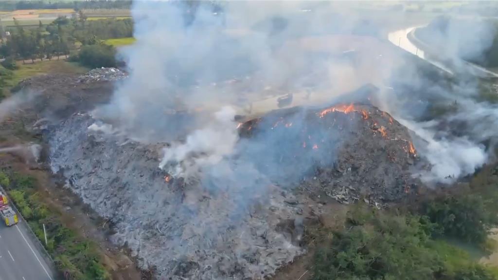 台南市區惡臭不斷　後壁垃圾山殘火處理「還要七天」