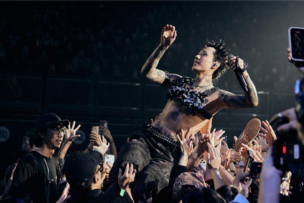 Marz23首登小巨蛋玩瘋!扯開上衣穿胸罩嗨爆全場