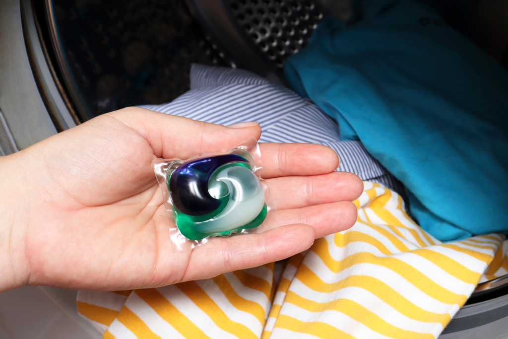 洗衣球突爆裂噴眼！　女右眼視力「剩0.06」差點失明