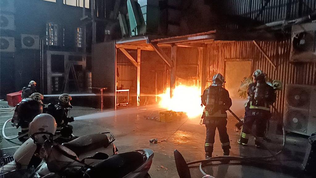 超驚險!北屯串燒店火警 5支瓦斯桶險爆炸