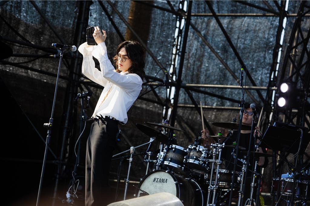 鶴The Crane「火球祭」躺平開唱 吐槽漏音粉:這不是TWICE!