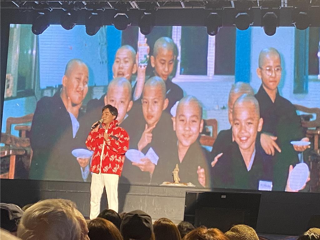 張峰奇驚喜獻唱佛教音樂會 自曝童年出家經歷「因緣再續」