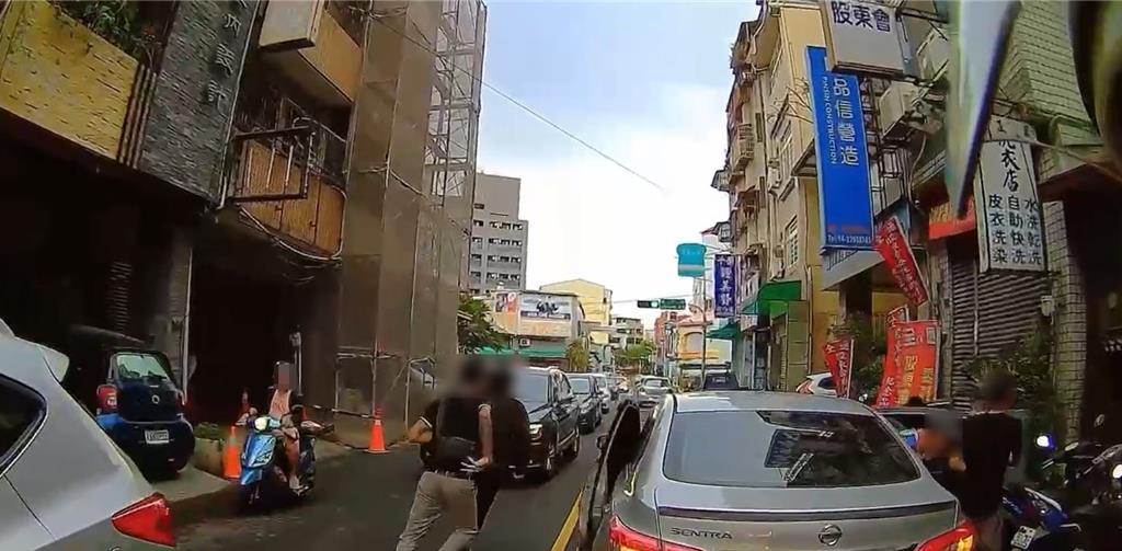 台中街頭上演實境逃脫 5人棄車狂奔警民合作逮捕