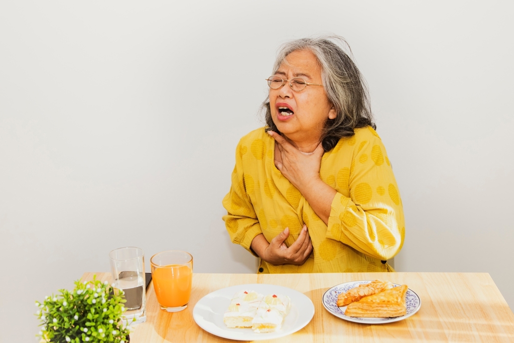 別再只用哈姆立克！AHA異物梗塞2025最新版本 多1步更有效