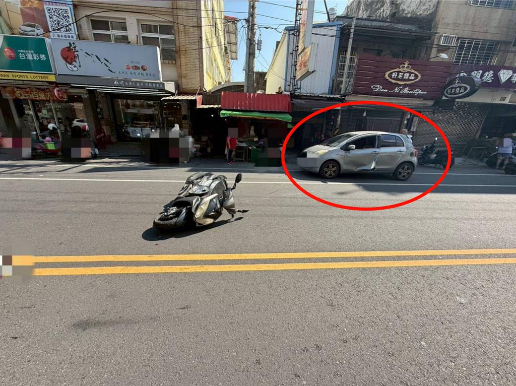 汽車「大鵬展翅」惹禍 後方直行機車遭擊落